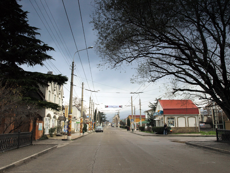 Улица Горького - самая прямая улица в Алуште. Алушта, Крым, зима 2011