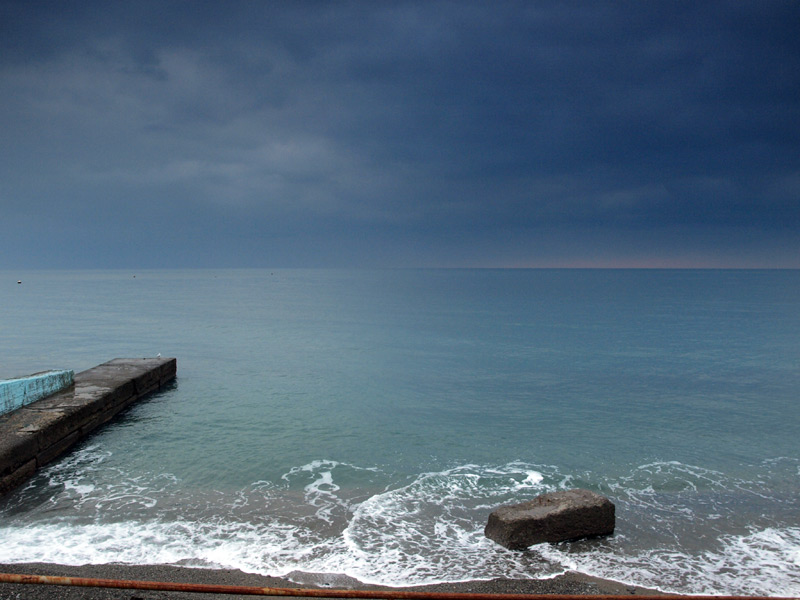 Температура воды в черном море алушта. Крым Алушта море 2022. Алушта Крым море набережная. Черное море Алушта пляж. Алушта набережная с моря.