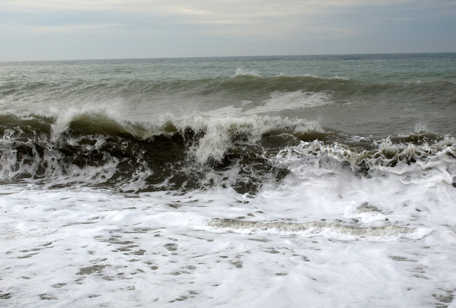 Температура воды в черном море алушта. Алушта волна. Крым зима море.