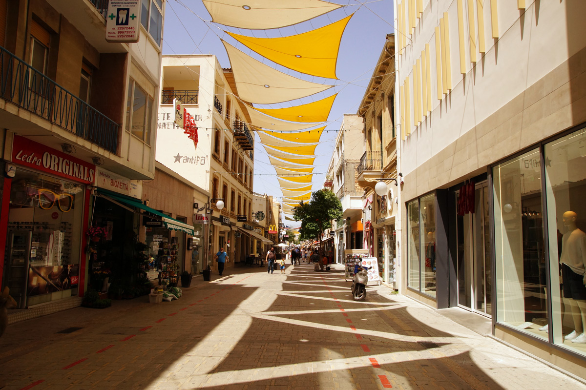 Улица Ледра в часы сиесты. Никосия, Кипр, весна 2017