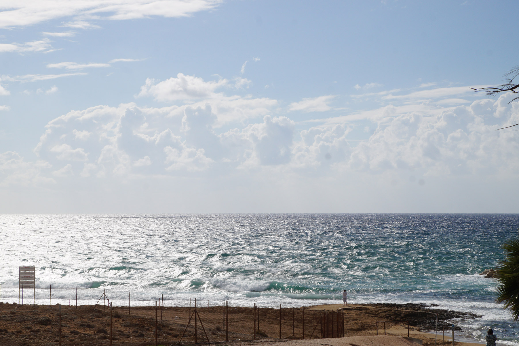 Море сегодня не располагает к купанию. Штормовой ветер поднял высокие волны.
Пафос, Кипр, осень 2018
