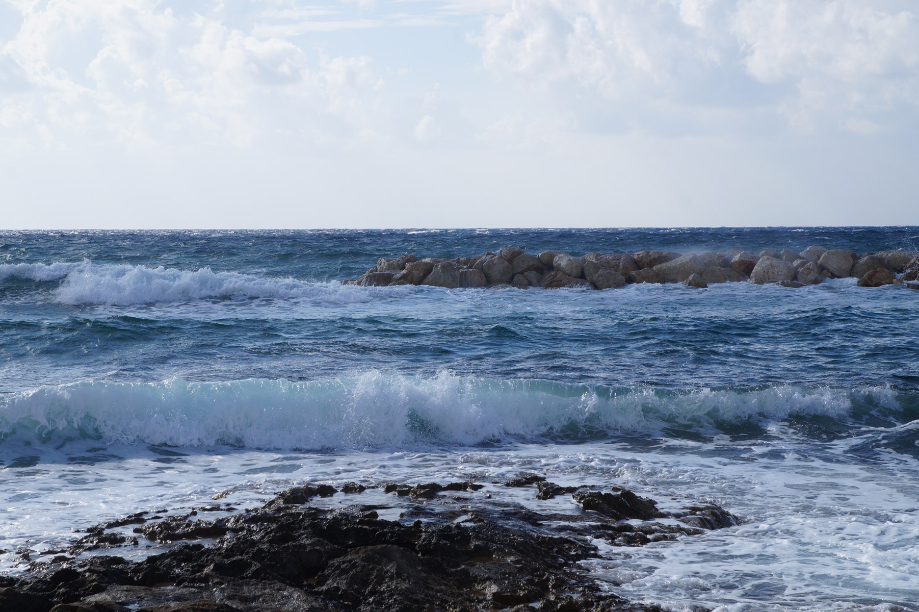 Волны можно фотографировать бесконечно...
Пафос, Кипр, осень 2018