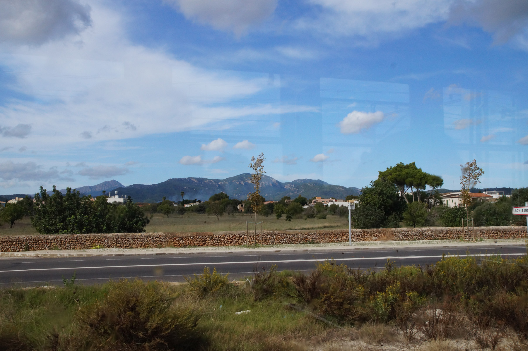 Мчимся вдоль шоссе. На горизонте уже показались горы Трамунтана.

Испания, Майорка, осень 2019