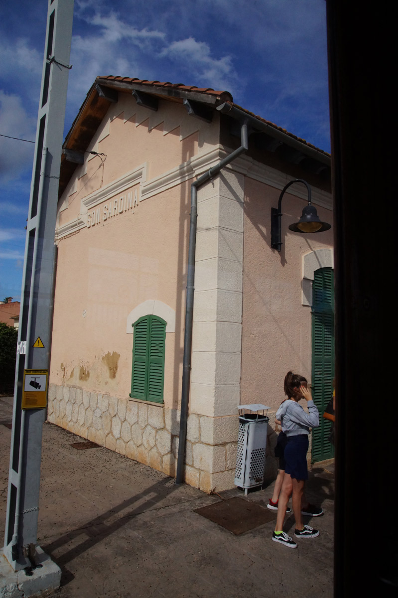 Первая остановка поезда - Сон Сардина. Народ подсаживается.

Испания, Майорка, осень 2019