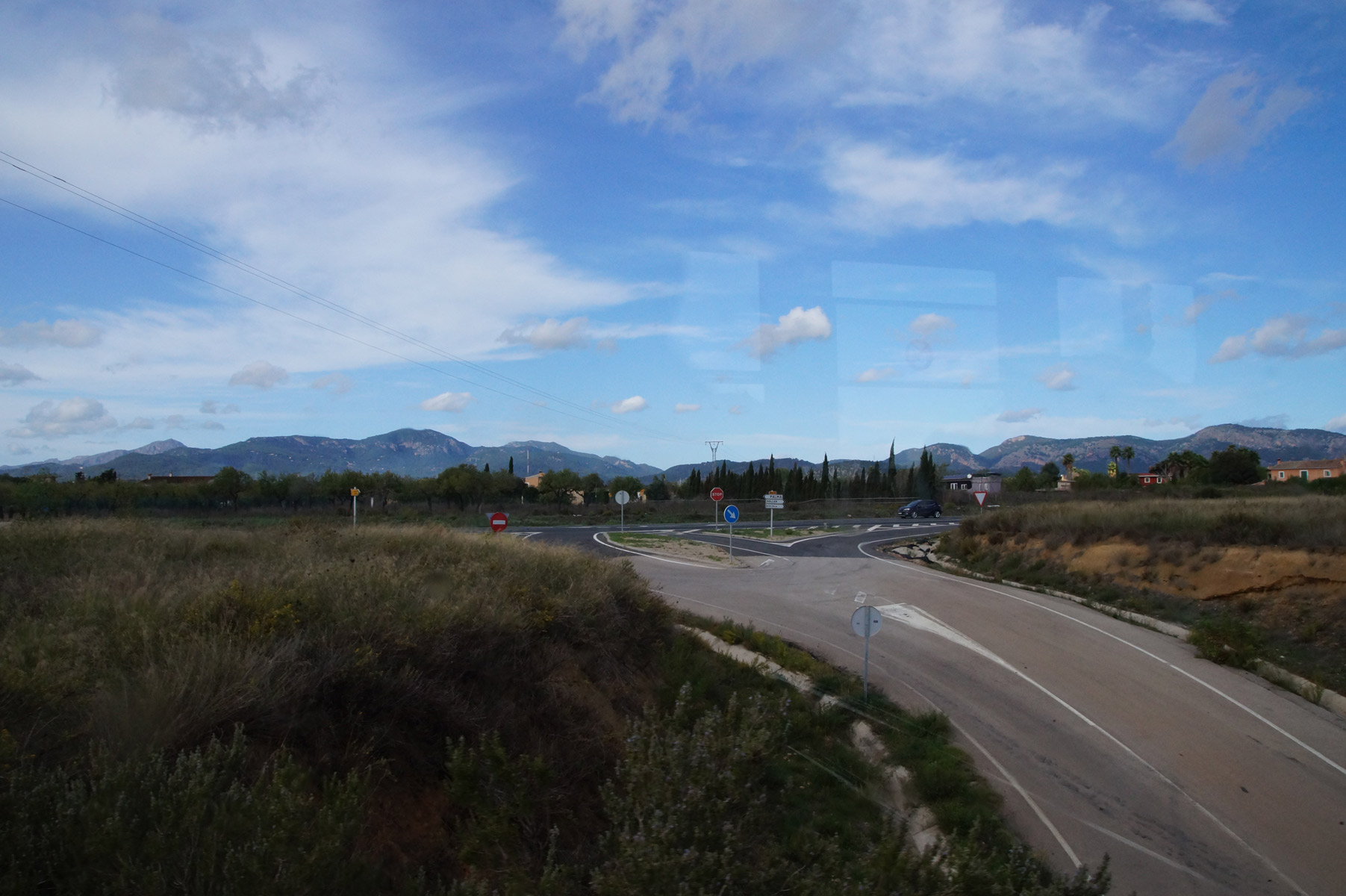 Полупустые автострады, небо и горы.

Испания, Майорка, осень 2019