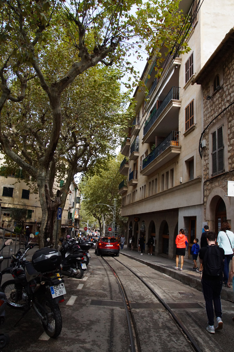 Улочка с трамвайными путями ведет на центральную площадь Сольера.

Испания, Майорка, осень 2019
