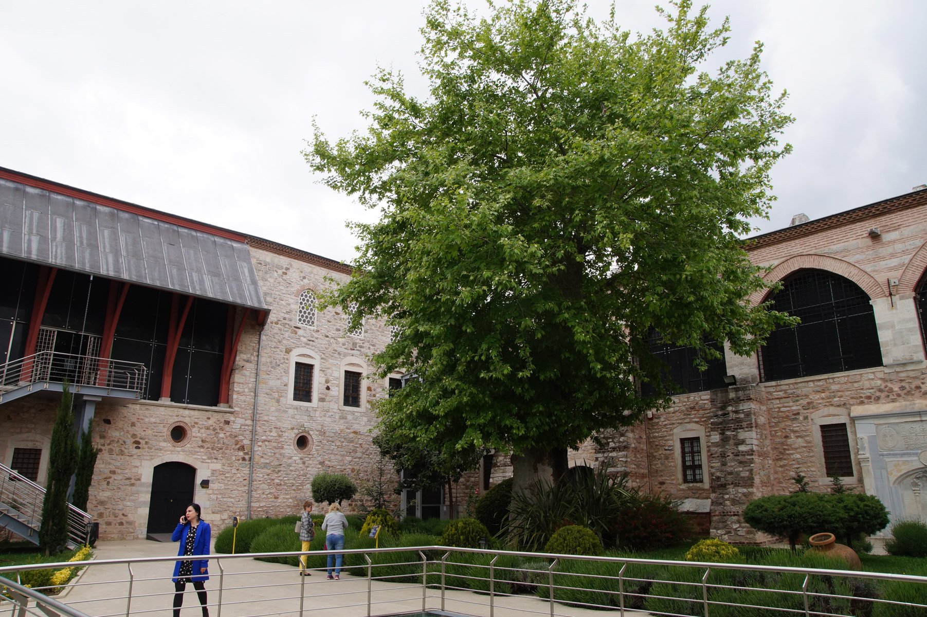 Двор музея - дворца Ибрагима Паши. Лестница слева ведет в зал с коврами. Стамбул, Турция, весна 2019