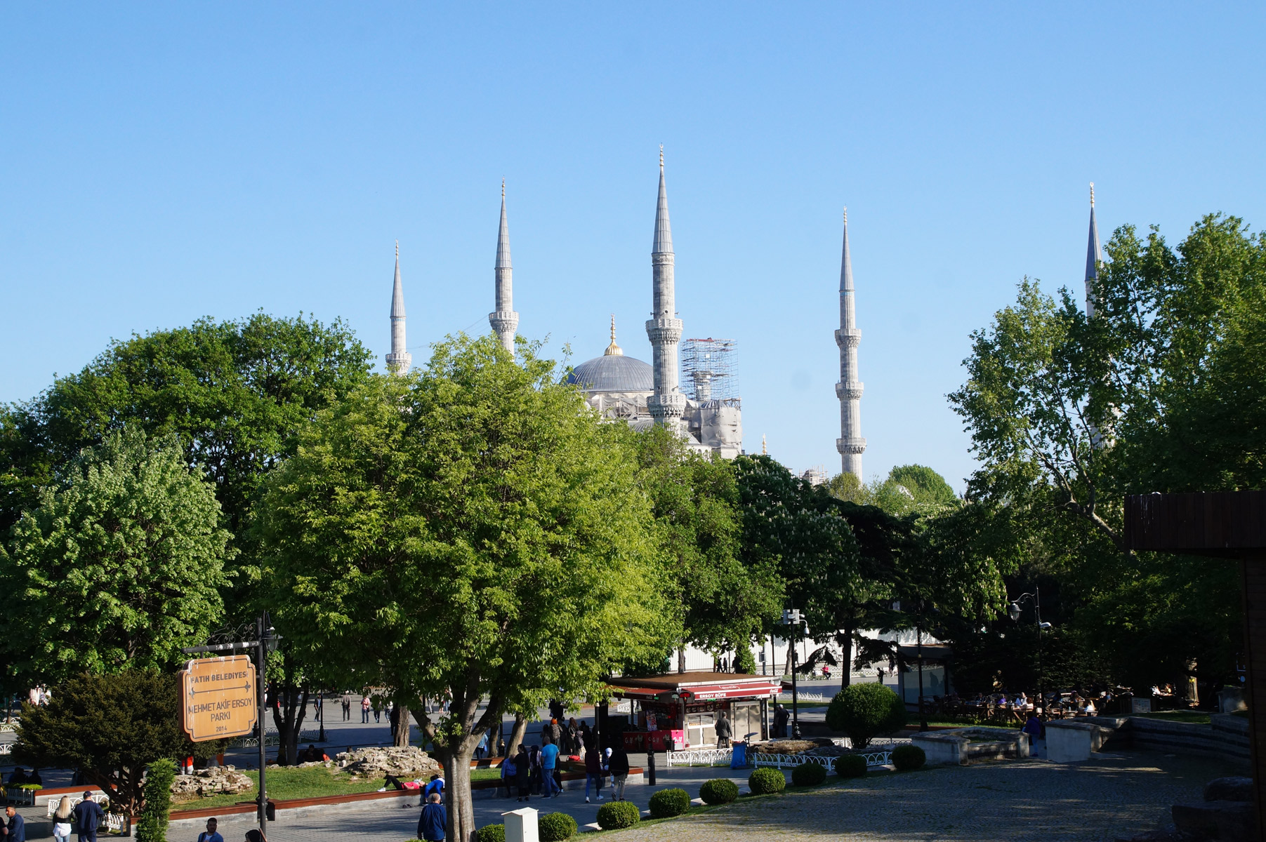 Парк Мехмет Акиф Эрсой примечателен свободными лавочками в тени, где можно передохнуть после освоения Святой Софии, и конечно же, видом на Голубую мечеть.

Стамбул, Турция, весна 2019