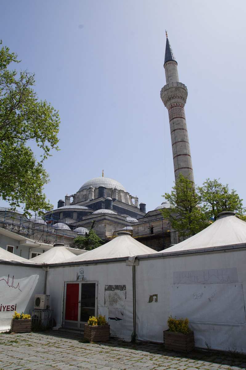 Увы, повальная реконструкция коснулась и мечети Баязид... 

Стамбул, Турция, весна 2019