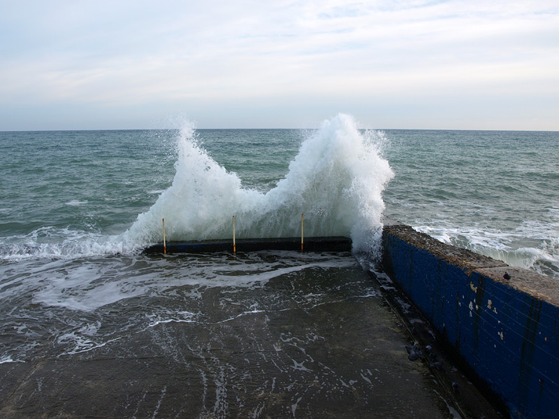 Температура воды в черном море алушта. Алушта волны на море. Море Алушта зимой. Зима фото море Алушта. Алушта зимой фото.