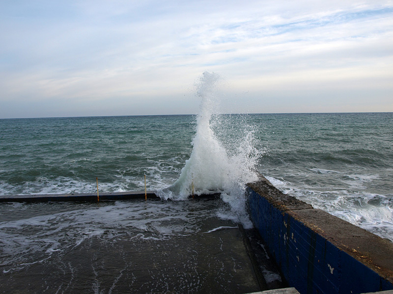 Температура черного моря алушта. Алушта шторм на море. Крым Алушта море волны. Алушта волны на море. Море Алушта зимой.